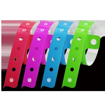 Wasserdichte PVC-Armbänder Personalisierte langlebige rote Event-Armbänder