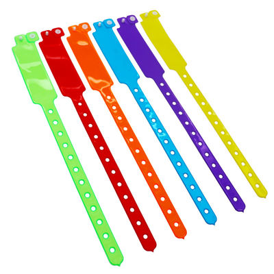 2000 Stück Vinyl-PVC-Armbänder in einem Karton