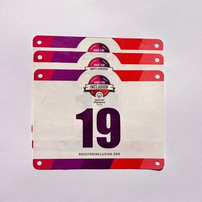 Individuelle Wettbewerbsnummernetiketten in rechteckiger Form und PANTONE-Farbe