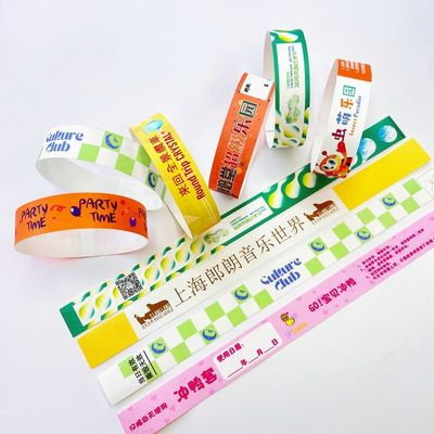 Benutzerdefiniertes Logo gedruckt Wasserdichte Armbänder Tyvek-Papier mit Sequenznummern Barcode