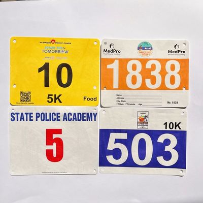 Maßgeschneiderte Rennnummern 0,5 mm Dicke Tyvek Renn Bib Nummern für Marathon Wettbewerb Triathlons in rechteckiger Form