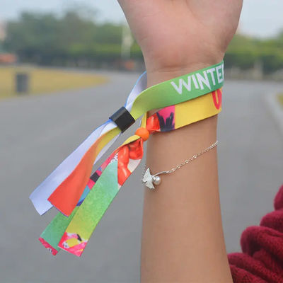 Verschiedene Farben Stoff Gewebte Armbänder kundenspezifische Logofarben für Polyester Material Armband