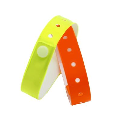 Hersteller Anpassungsfähiges festfarbiges Armband Kunststoff Vinyl Veranstaltung Armbänder mit Logo Barcode