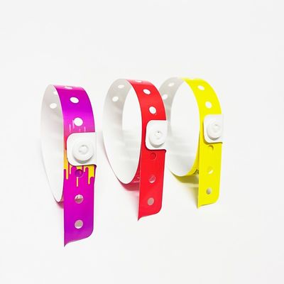 Personalisierte Logo Vinyl PVC Armbänder L-Form Einlager PVC farbenfrohe Armbänder für Werbe- und Geschenkartikel