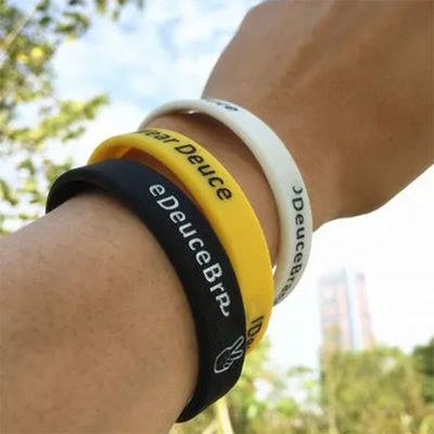 Custom Logo gedruckte Silikon-Armbänder für Werbung und Werbung Mehrfarbige Nachtleuchte Leuchtende Silikon-Bänder