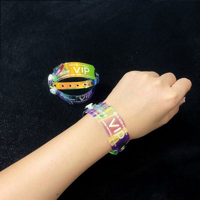 Lieferant Großhandel wasserdicht glänzendes Armband kundenspezifisches Logo Werbegeschenk Veranstaltung Glitter Transparentes Laser-PVC-Armband