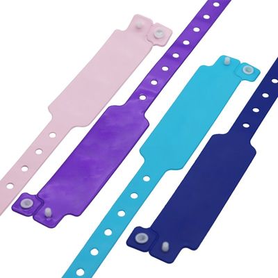 Hersteller Einweg-Anpassungs-Vinyl-Armband Wasserdicht Kunststoff-Vinyl-PVC-Veranstaltungs-Armbänder mit Logo-Barcode