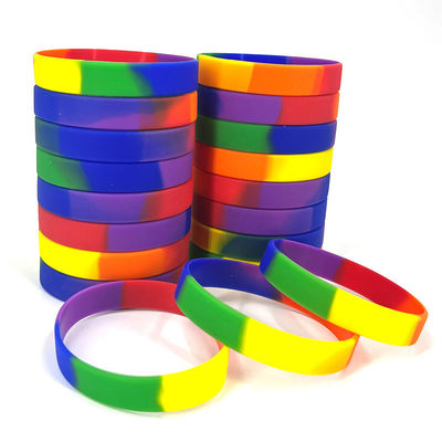 Benutzerdefiniertes Logo/Brief/Wort/Muster gedruckte Silikon-Armbänder Werbeaktion Mehrfarbiger Regenbogen-Gradiale Silikon-Armband