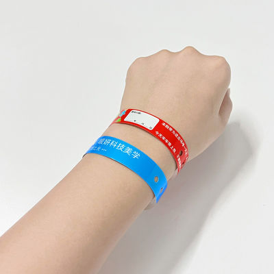 Custom Promotion Gift Items Logo Vinyl PVC Armbänder L-Form Eine Schicht PVC wasserdicht Farbiges Papier Armbänder