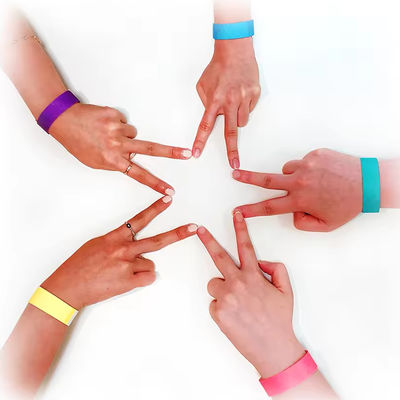 Tyvek Veranstaltung Armbänder Barcode Nummer Wasserdicht Veranstaltung Partei Identifizierung Eintrittspapier Armband