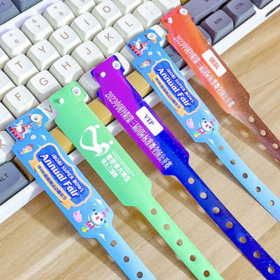 Custom Logo Werbeartikel Armbänder Vinyl Einlager PVC wasserdicht Farbiges Papier Armband Armbänder mit Barcode