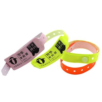 Einweg-Kustom-Armband Neon-Fluoreszenzfarben Kunststoff Vinyl PVC Wasserdicht Veranstaltung Party Armband mit Tabs