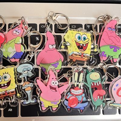 Durchsichtige Acryl-Schlüsselkette mit Metallring Dauerhafte Zeichentrickfilm SpongeBob Quadrathose gedruckt Idealgeschenk Acryl-Schlüsselkette