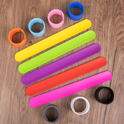 Anpassbares Silikon-Schlag-Armband für Werbung Personalisiertes Silikon-Armband für Werbeveranstaltungen
