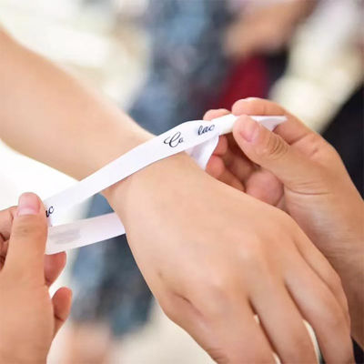 Einweg-Armbänder aus gewebtem Stoff Armbänder Armband mit benutzerdefiniertem Logo Anpassbar OEM akzeptiert Einseitig oder doppelseitig gedruckt