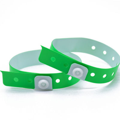 Customized Logo Vinyl PVC L-förmige Unterhaltungs Armbänder für Konferenzen