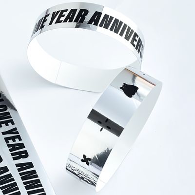 Kunststoffmodische Party-Armbänder unterstützen Farblogo und personalisierten Service mit glitzerndem holographischen Text, um Ihre Veranstaltung zu unterstützen