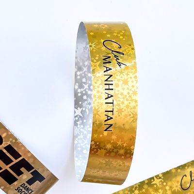 Einweg-Armband aus Kunststoff mit goldenem Sternmuster, holografisch und mit Logo-Text bedruckt für Party-/Veranstaltungsanlässe
