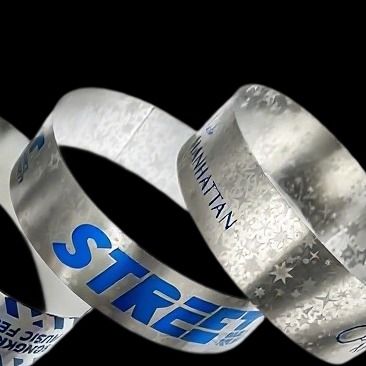 Verleihen Sie Ihrer Veranstaltung Glanz mit Glitzer-Party-Armbändern, anpassbar und langlebig